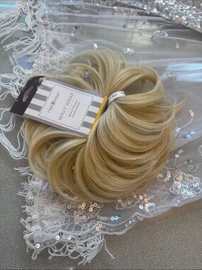 Wavy Wrap Hairpiece in light blonde